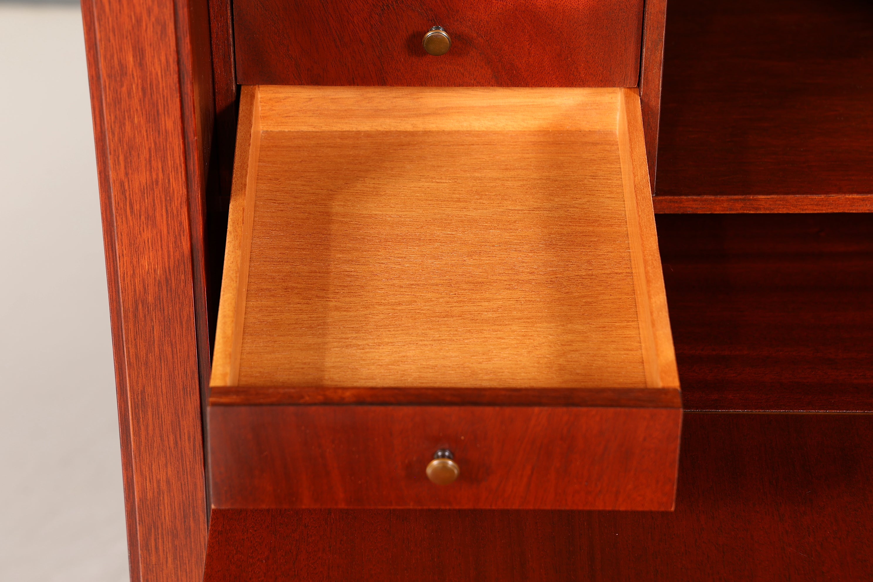 Stilvoller Sekretär im Englischen Stil Büro Vertiko Kommode Mahagoni Schreibkommode