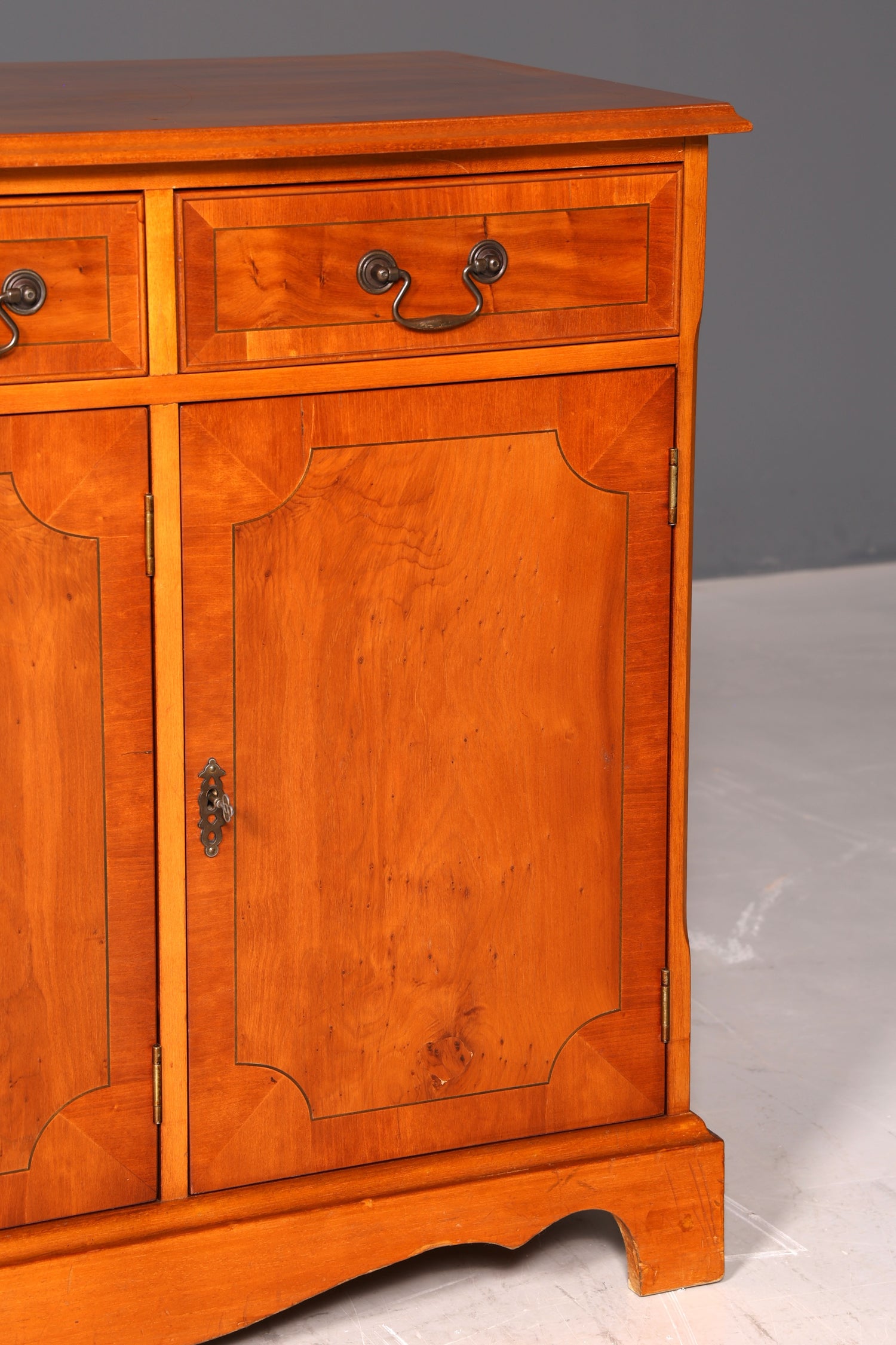 G204 Finish cm Wunderschönes Englisches Sideboard Eibe Schrank Antik Stil Buffetschrank Kommode (Kopie)