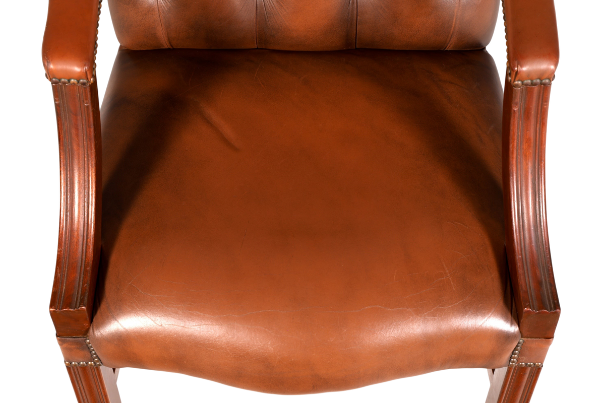 Hauptstadt Möblerei Chesterfield Armlehnstuhl aus braunem Echtleder mit klassischer Knopfheftung und Holzrahmen