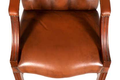 Hauptstadt Möblerei Chesterfield Armlehnstuhl aus braunem Echtleder mit klassischer Knopfheftung und Holzrahmen