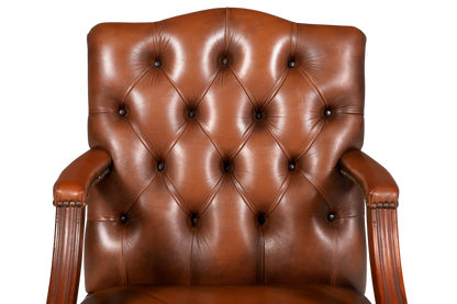 Hauptstadt Möblerei Chesterfield Armlehnstuhl aus braunem Echtleder mit klassischer Knopfheftung und Holzarmlehnen
