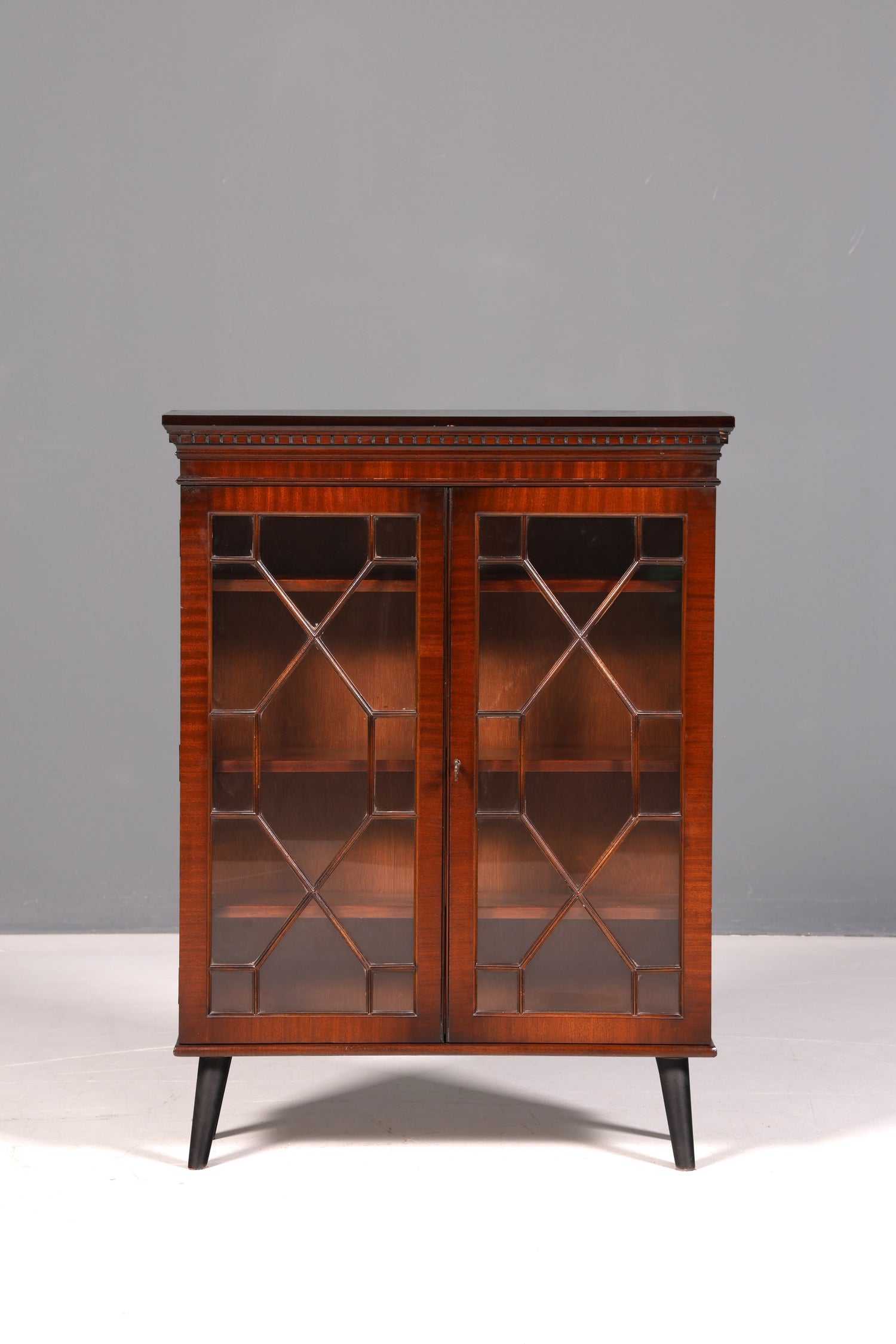 Traumhafte Englische Vitrine Mahagoni Bücherschrank Buffet Antik Stil Glasvitrine Schmal