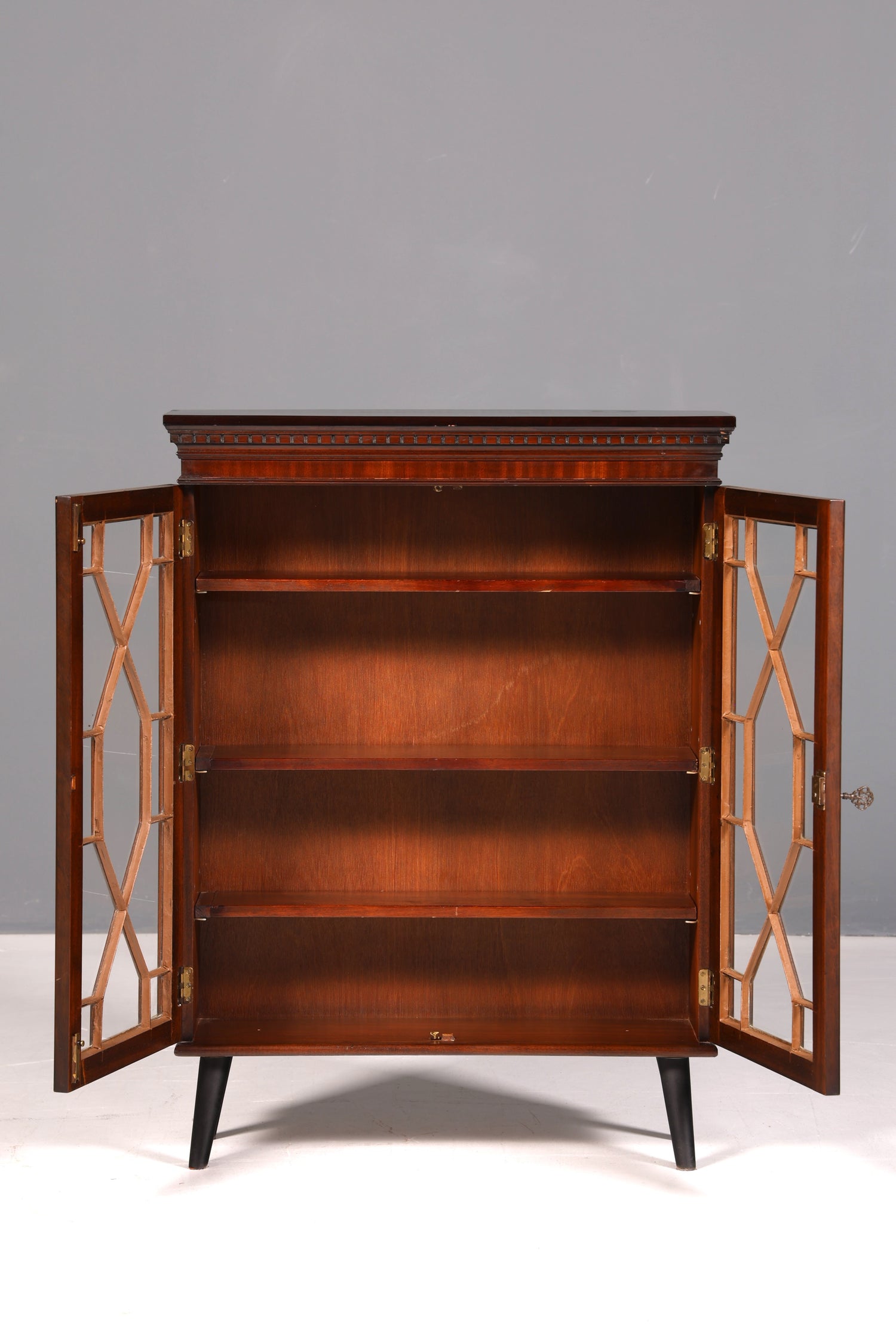 Traumhafte Englische Vitrine Mahagoni Bücherschrank Buffet Antik Stil Glasvitrine Schmal