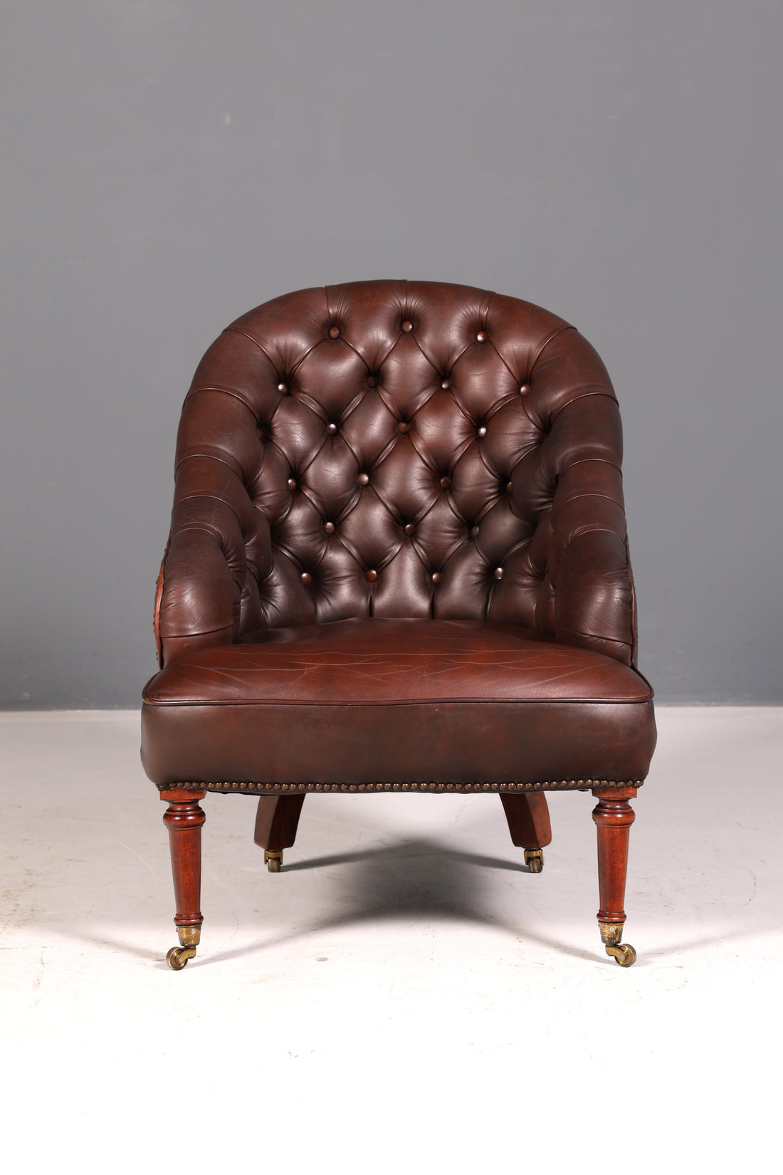 Prachtige bruine Chesterfield-leren fauteuil van echt leer, Engelse clubfauteuil, fauteuil met knoopcapitons, secretaire, stoel, antiek, vintage
