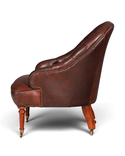 Hauptstadt Möblerei Chesterfield Ledersessel in Braun mit Knopfheftung, Holzbeinen und Messingrollen, Seitenansicht