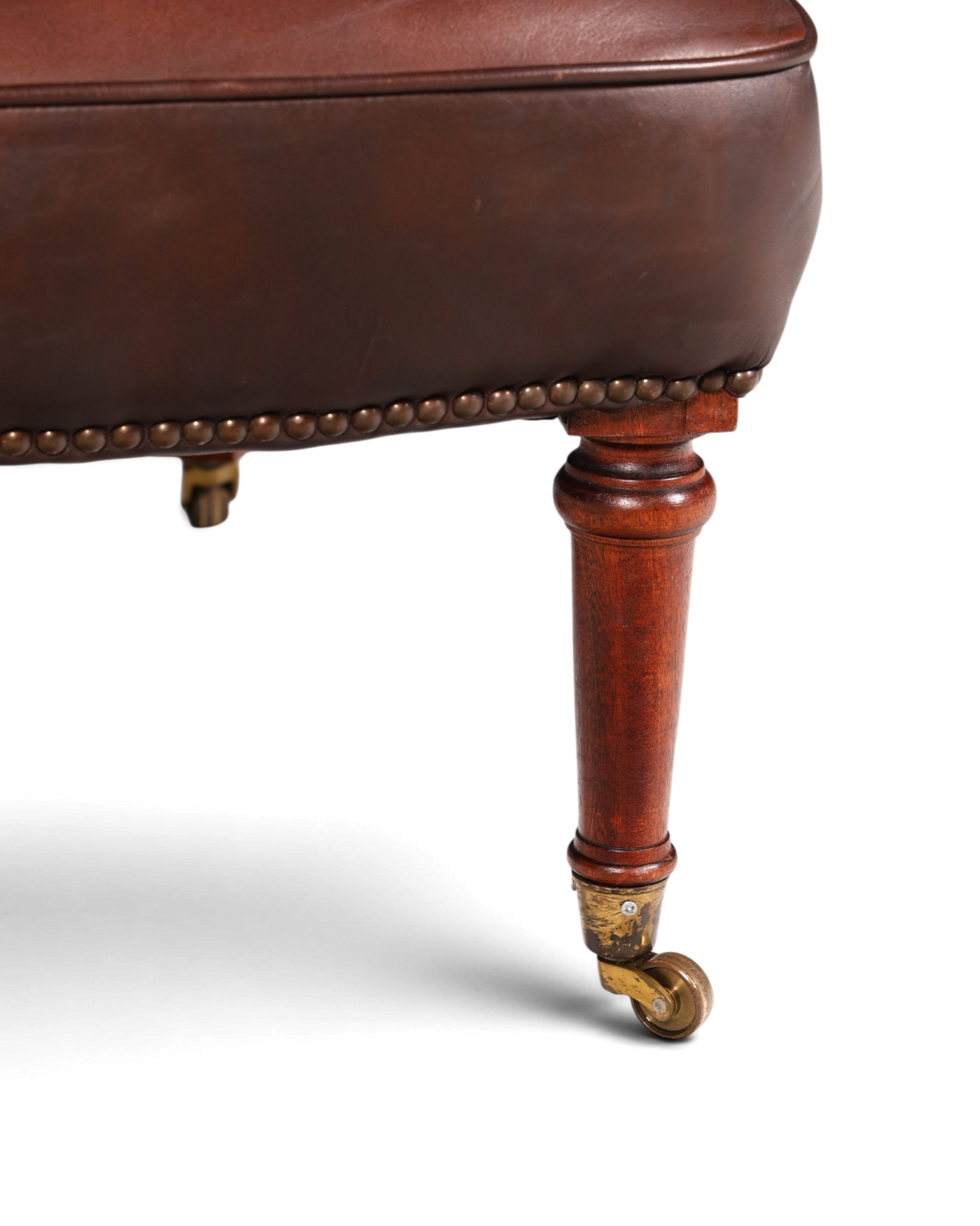 Hauptstadt Möblerei Chesterfield Ledersessel in Braun mit gedrechseltem Holzbein und Messingrolle