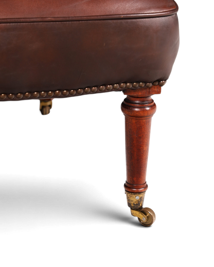 Hauptstadt Möblerei Chesterfield Ledersessel in Braun mit gedrechseltem Holzbein und Messingrolle