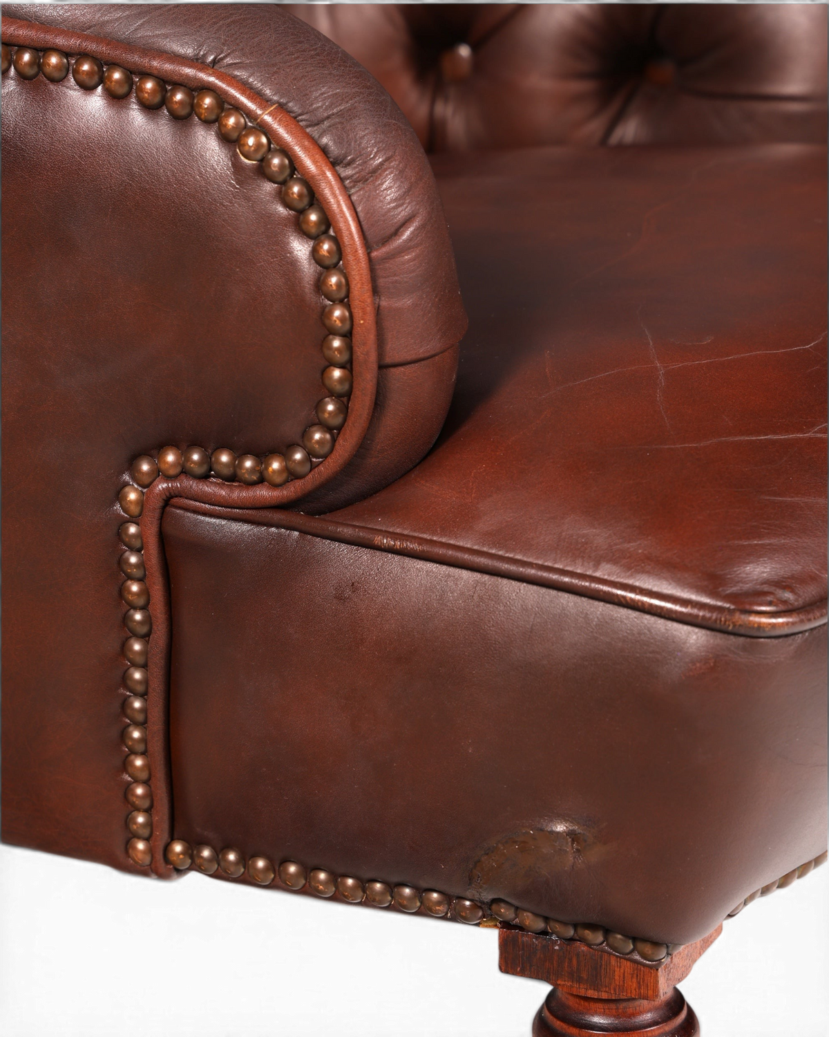 Hauptstadt Möblerei Chesterfield Ledersessel in Braun mit Knopfheftung, Messingnieten und Holzbein im Vintage-Stil