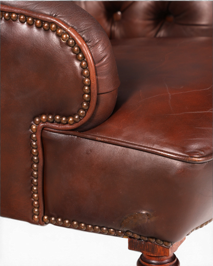 Hauptstadt Möblerei Chesterfield Ledersessel in Braun mit Knopfheftung, Messingnieten und Holzbein im Vintage-Stil