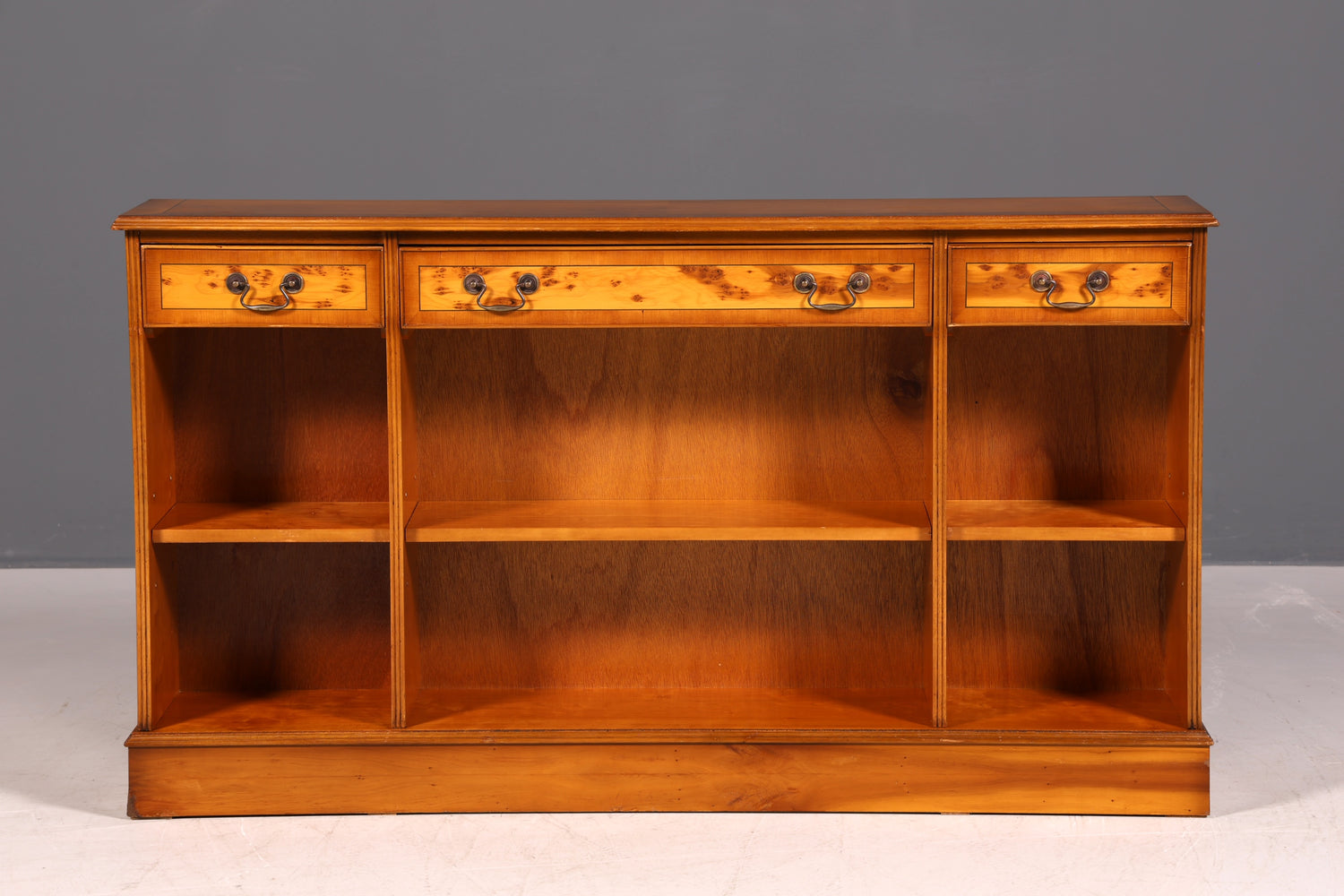 Wunderschönes Englisches Bücherregal Eibe Antik Regal Bookshelf Sideboard Buchablage 60s