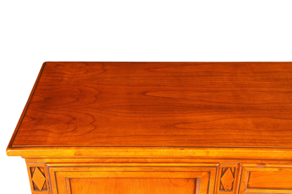 Hauptstadt Möblerei Selva Villa Borghese Sideboard aus massivem Holz mit antiker Maserung und dekorativen Details