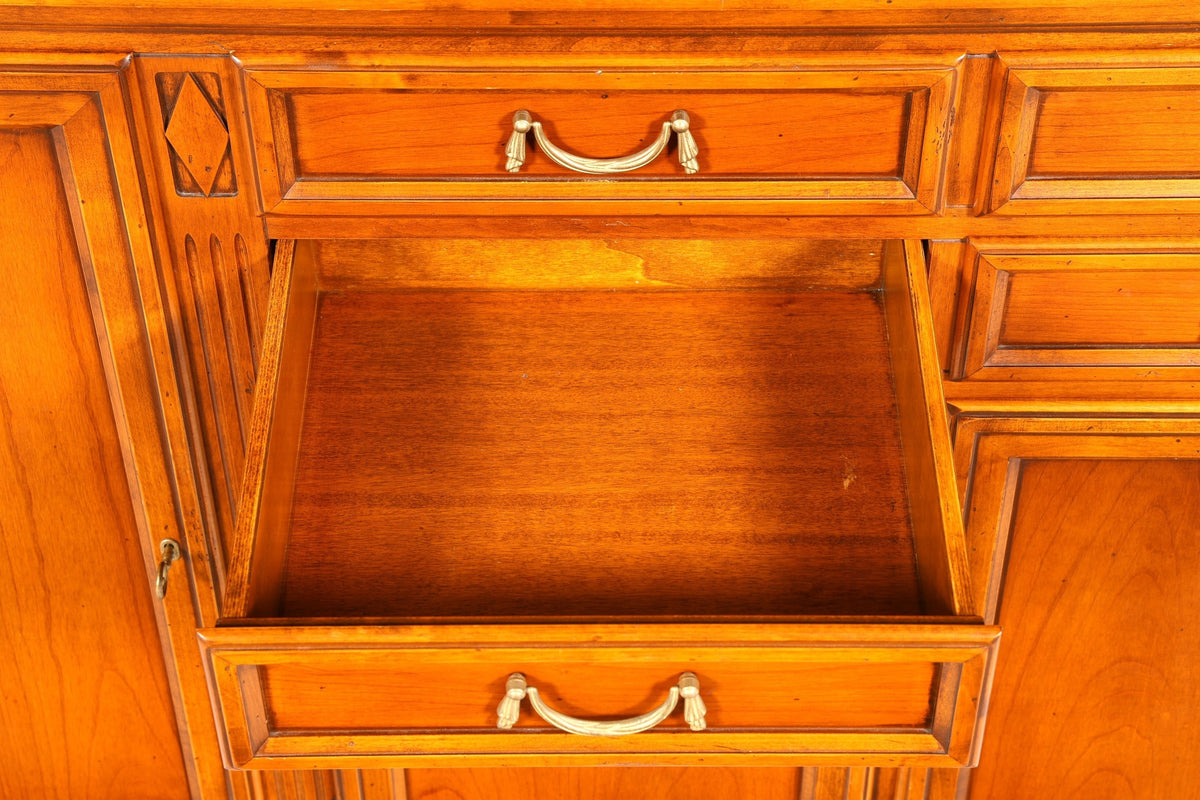 Hauptstadt Möblerei Selva Villa Borghese Sideboard aus massivem Holz mit offener Schublade im antiken Stil