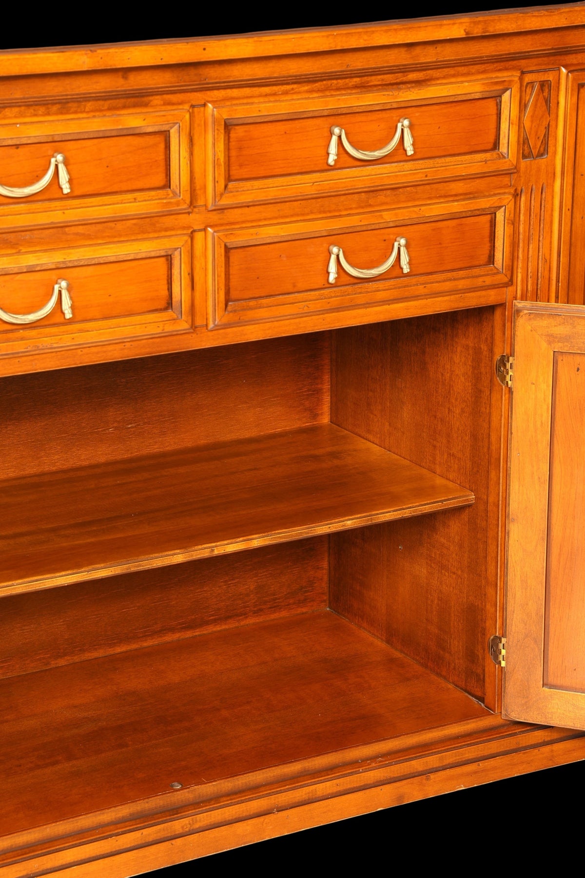 Hauptstadt Möblerei Selva Villa Borghese Sideboard aus massivem Holz mit offenen Schrankfächern und Schubladen