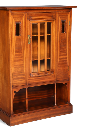 Hauptstadt Möblerei Jugendstil Vitrine aus Eiche mit Glastür, Holzmasserung und dekorativen Schnitzereien