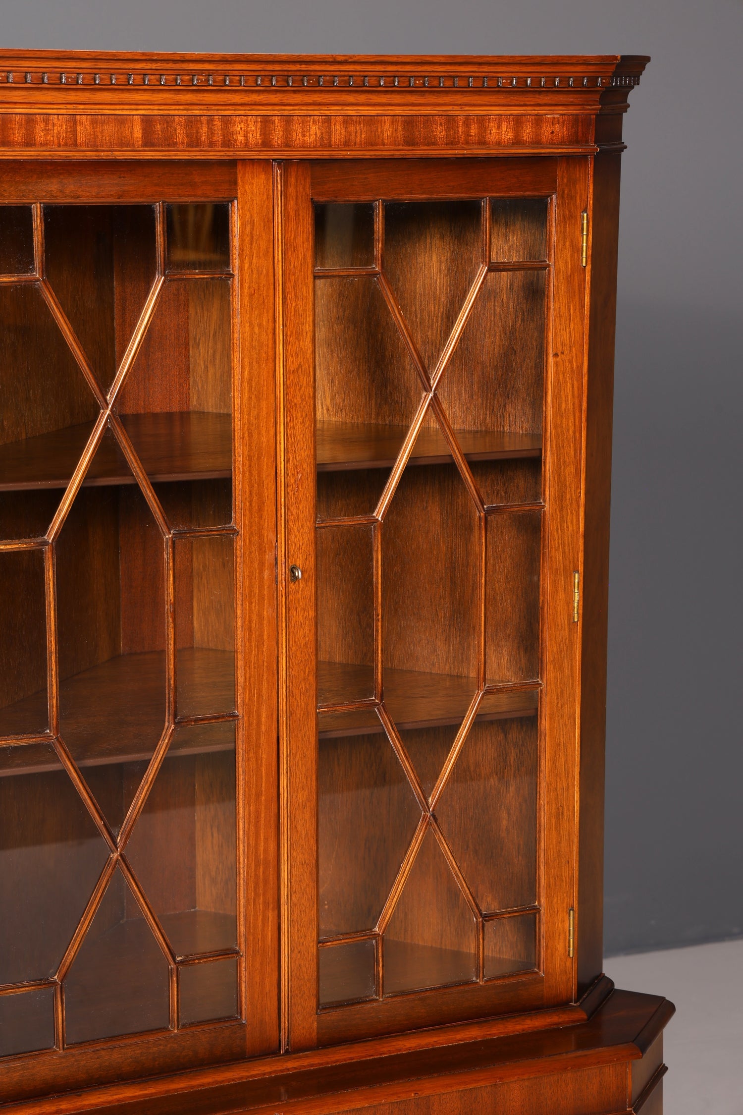 G238 Finish Wunderschöne Englische Eckvitrine Mahagoni Antik 60s echt Holz Schrank Eckschrank Glasvitrine (Kopie)