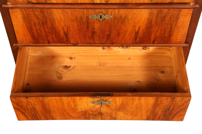Hauptstadt Möblerei Gründerzeit Kommode aus massivem Holz mit offener Schublade und dekorativen Messingbeschlägen