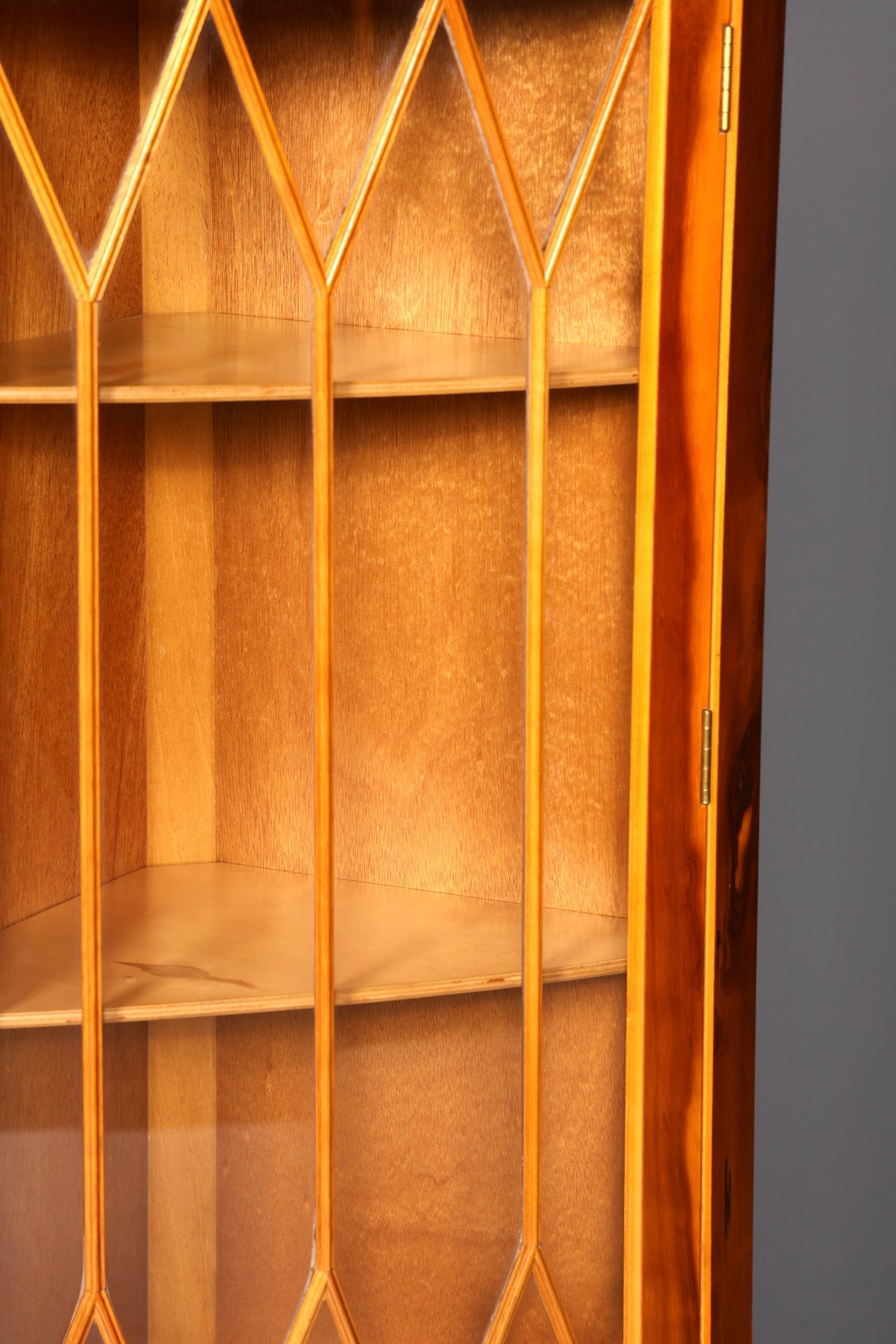 G247 Finish Wunderschöne Englische Eckvitrine Antik 60s echt Holz Schrank Eckschrank Glasvitrine Vitrine (Kopie)