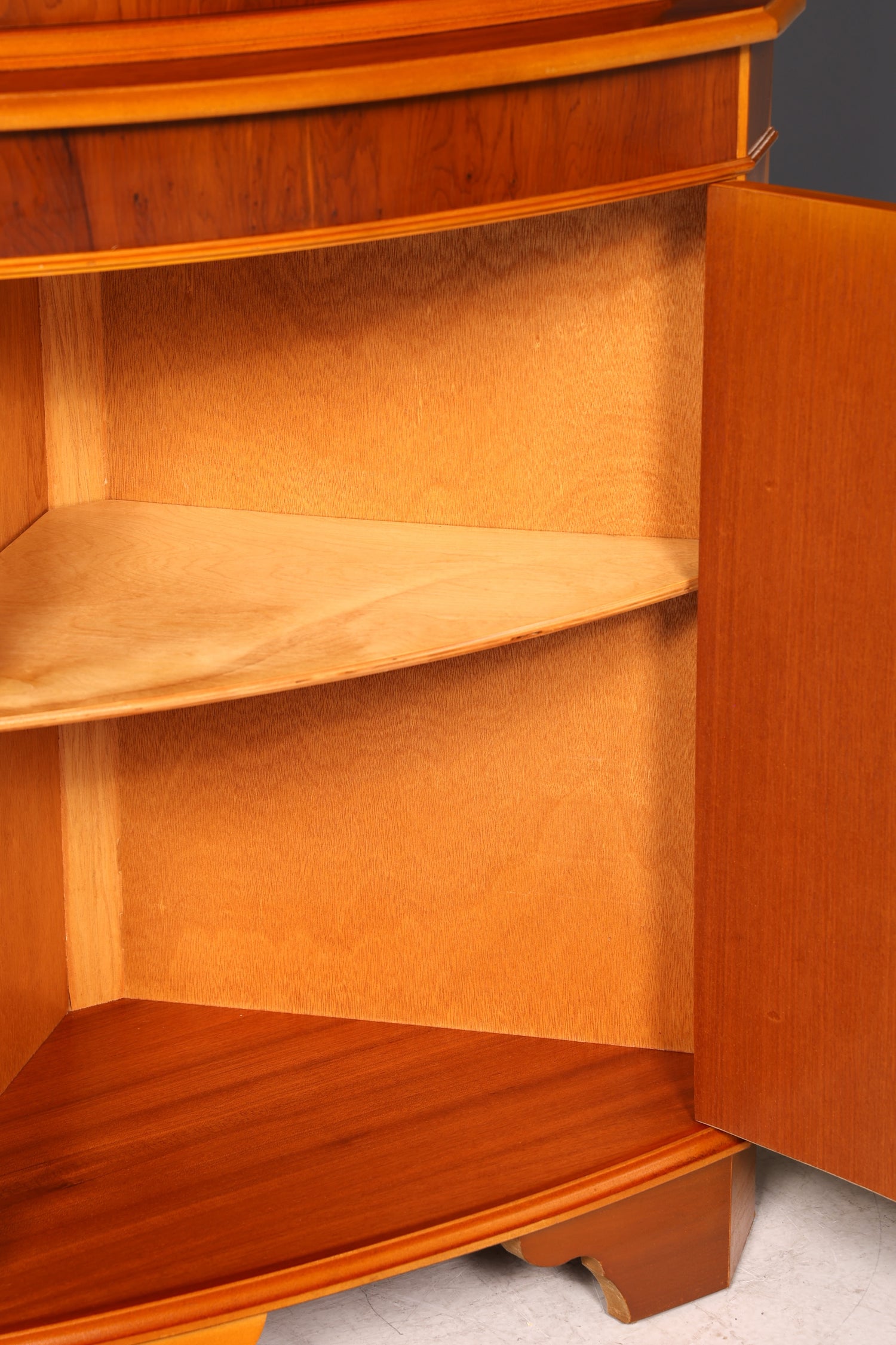 G247 Finish Wunderschöne Englische Eckvitrine Antik 60s echt Holz Schrank Eckschrank Glasvitrine Vitrine (Kopie)