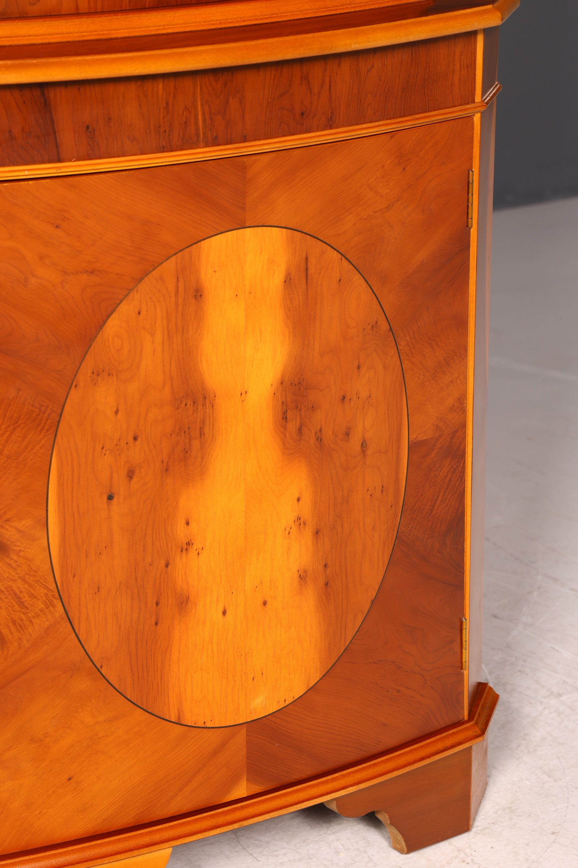 G247 Finish Wunderschöne Englische Eckvitrine Antik 60s echt Holz Schrank Eckschrank Glasvitrine Vitrine (Kopie)