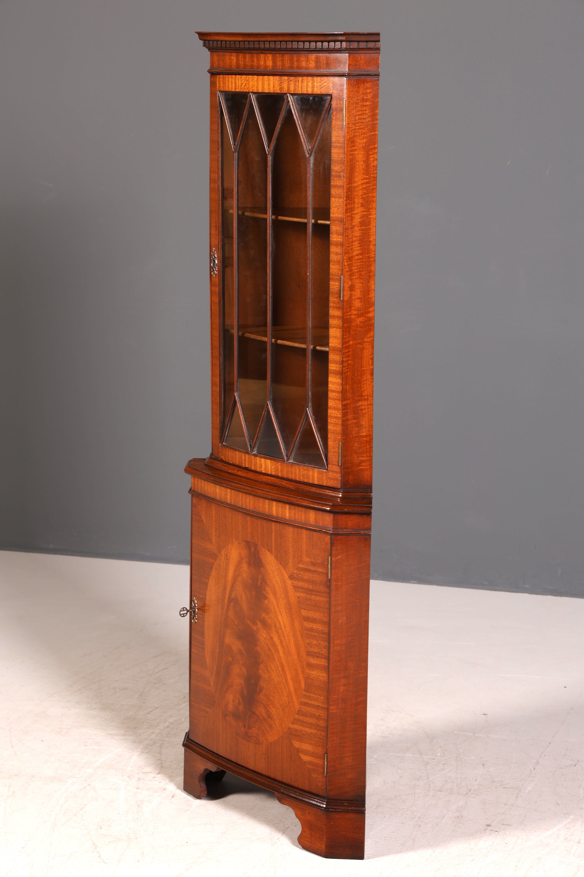 G248 Finish Wunderschöne Englische Eckvitrine Mahagoni Antik 60s echt Holz Schrank Eckschrank Glasvitrine (Kopie)