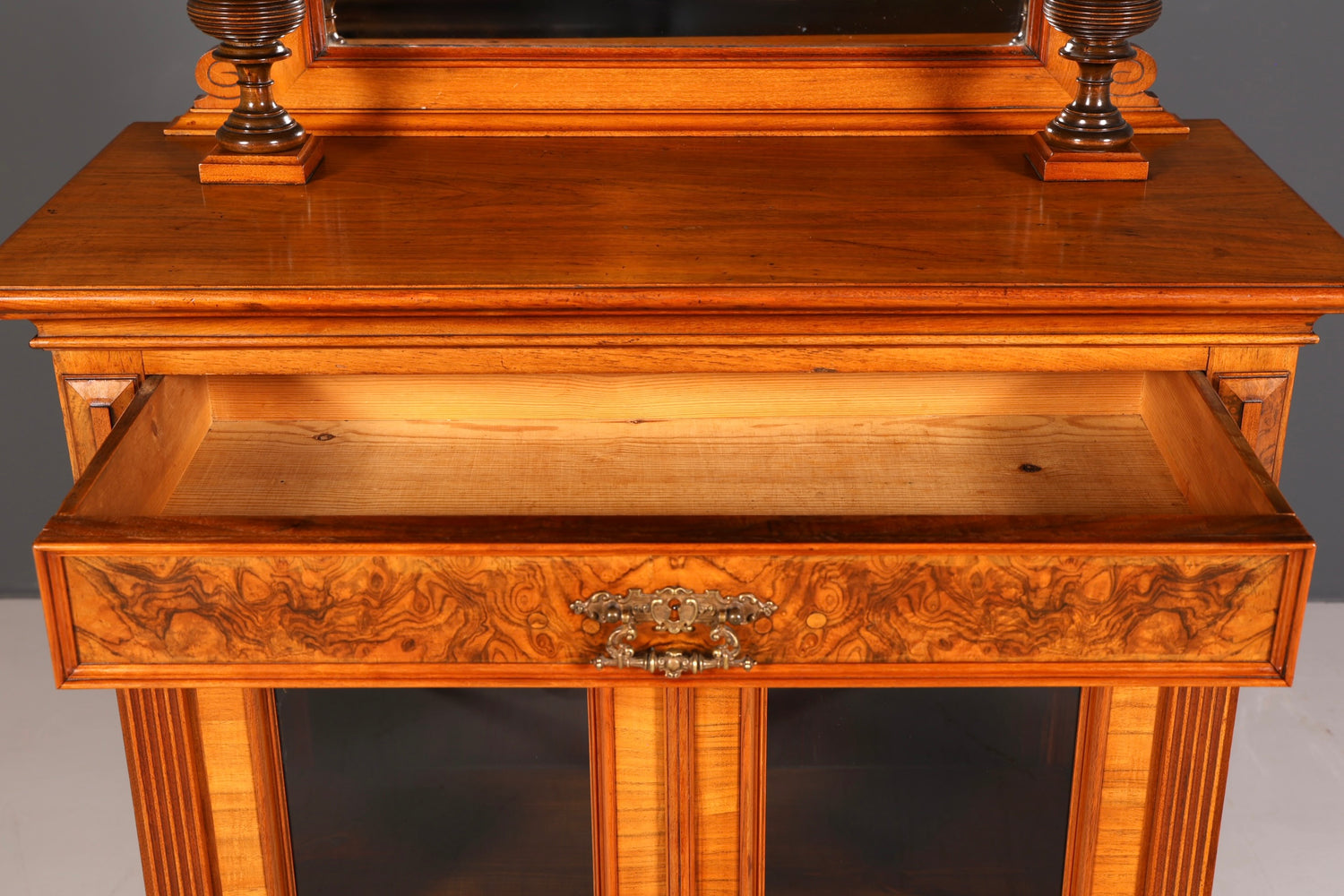 G249 Finish Edler Gründerzeit Vitrine um 1880 Schrank Antik Jugendstil Nussbaum Bücherregal (Kopie)