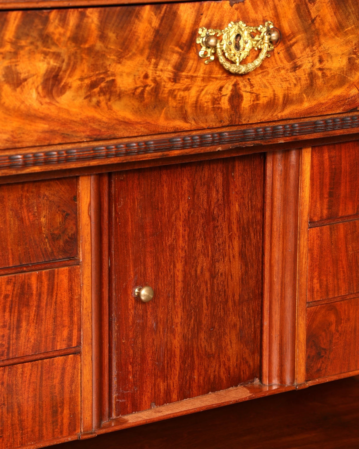 Hauptstadt Möblerei antiker Louis Philippe Sekretär aus Echtholz mit kunstvollen Messingbeschlägen und Schubladen