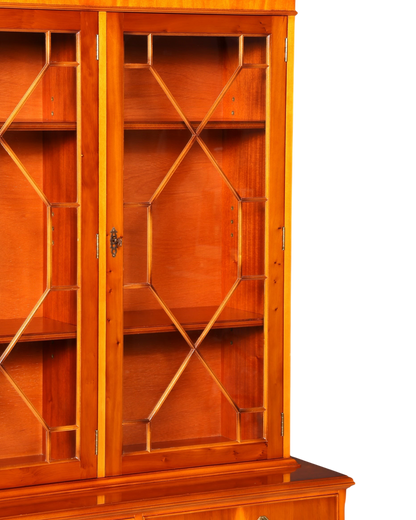 Hauptstadt Möblerei englische Vitrine aus Eibenholz mit Glasfront und dekorativen Messingbeschlägen im Vintage-Stil