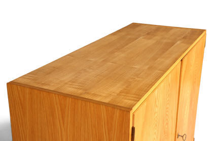 Hauptstadt Möblerei Hellerau Schrank Modell 427 aus hellem Eschenholz mit markanter Maserung im Mid-Century-Design