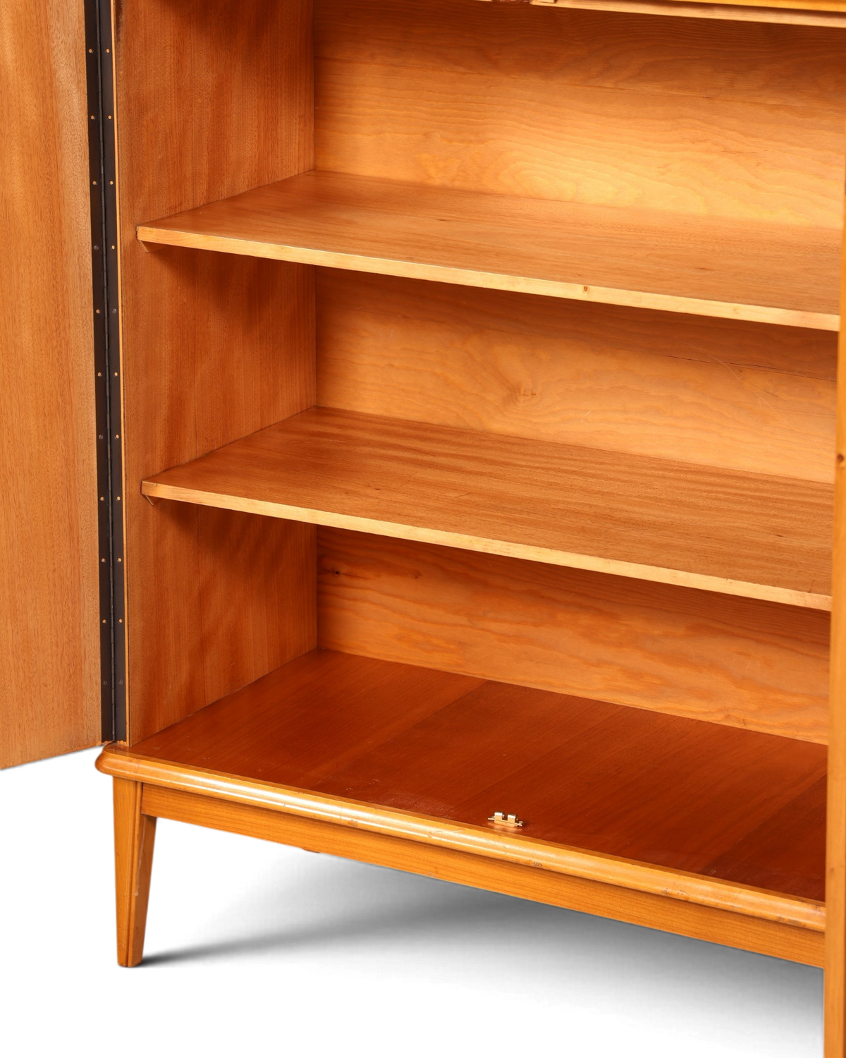 Hauptstadt Möblerei Mid Century Highboard aus massivem Holz mit offener Tür und Einlegeböden im Retro-Design