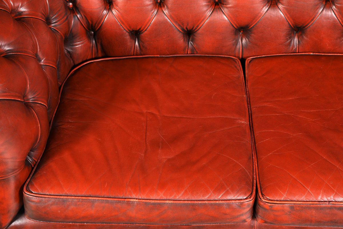 Prachtige originele Chesterfield-bank, 2-zitsbank uit Engeland, echt leer, gestoffeerde leren bank