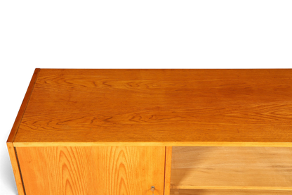 Hauptstadt Möblerei Hellerau Sideboard Modell 602 aus hellem Echtholz mit sichtbarer Maserung im Mid-Century-Design