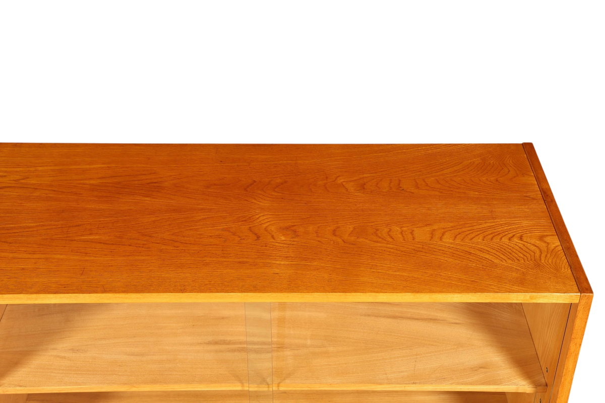 Hauptstadt Möblerei Hellerau Sideboard Modell 602 aus Echtholz mit sichtbarer Maserung und Glasvitrine