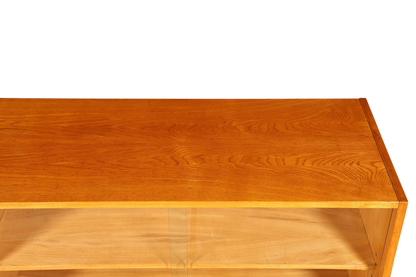 Hauptstadt Möblerei Hellerau Sideboard Modell 602 aus Echtholz mit sichtbarer Maserung und Glasvitrine