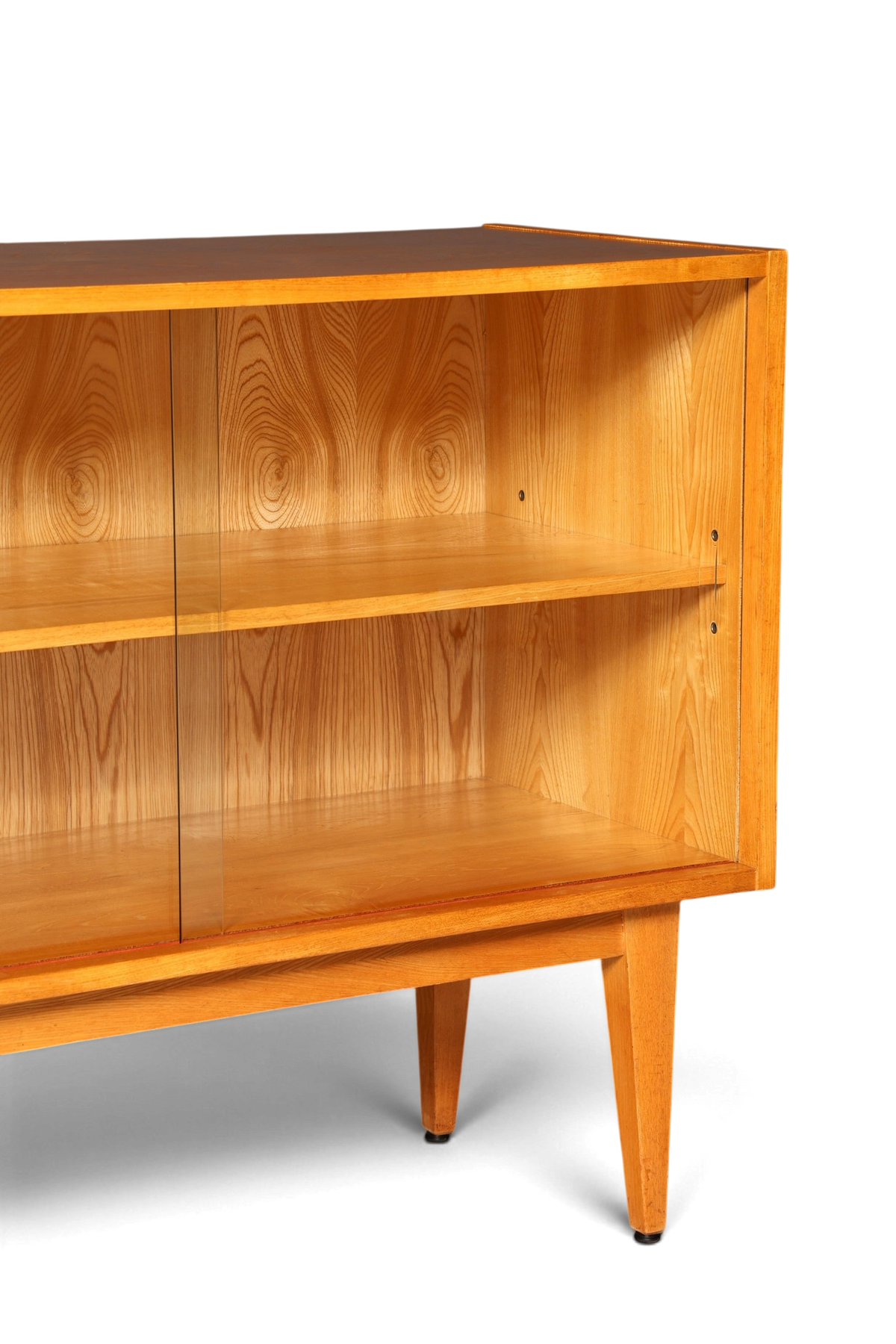 Hauptstadt Möblerei Hellerau Sideboard Modell 602 aus Echtholz mit Glasschiebetüren im Mid-Century-Design