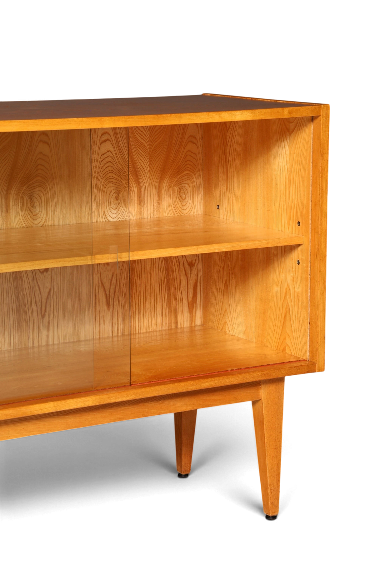 Hauptstadt Möblerei Hellerau Sideboard Modell 602 aus Holz mit Glasschiebetüren im Mid-Century-Design