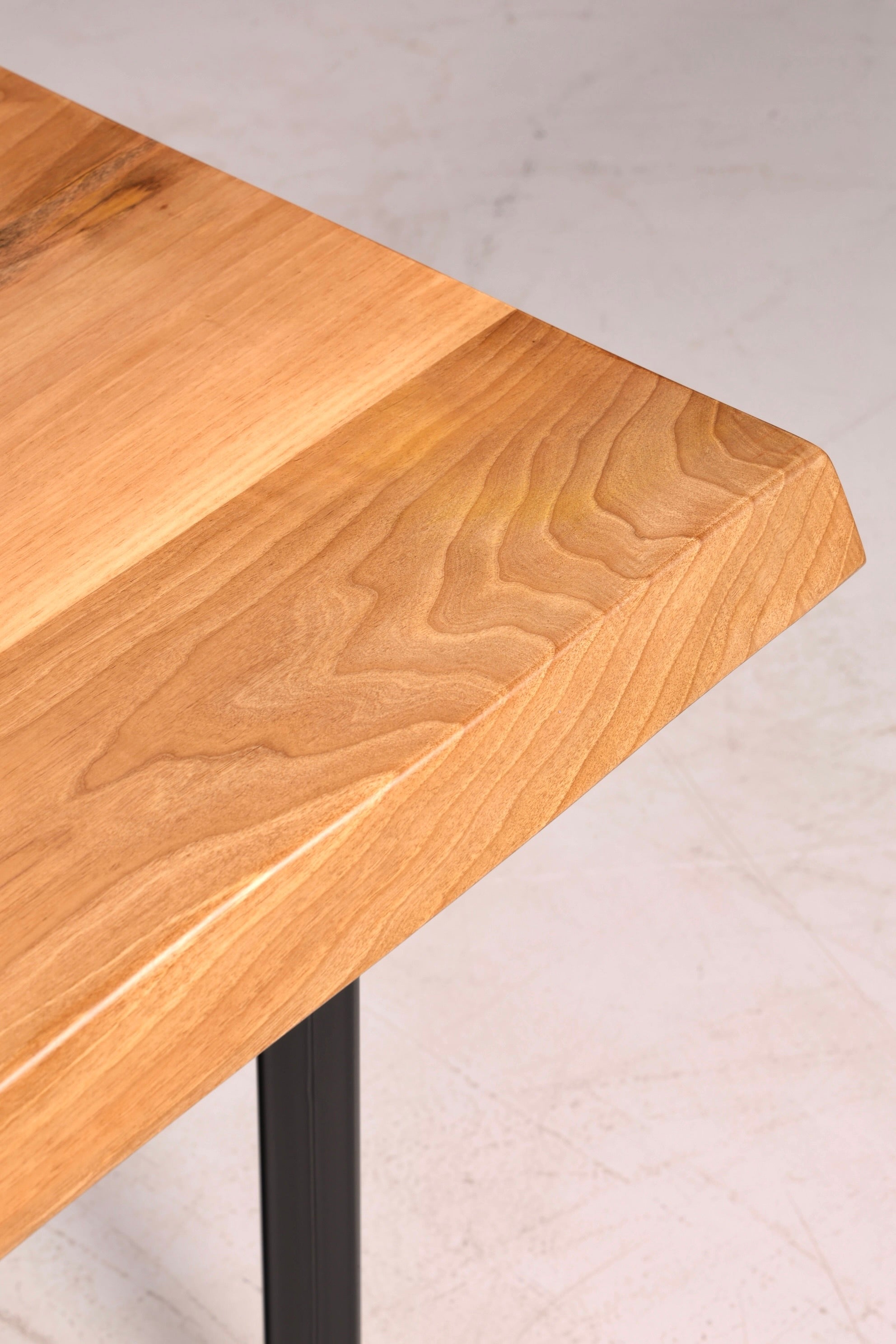 Wunderschöner Nussbaum Tisch 220cm-95cm Esszimmer Tisch Baumkanten Platte massiv Holz Küchentisch