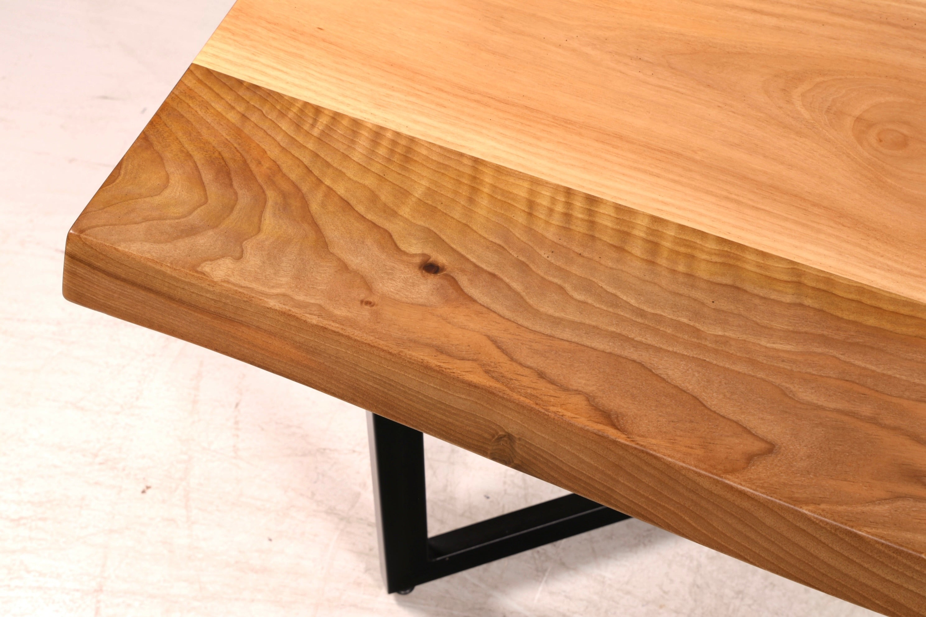 Wunderschöner Nussbaum Tisch 220cm-95cm Esszimmer Tisch Baumkanten Platte massiv Holz Küchentisch