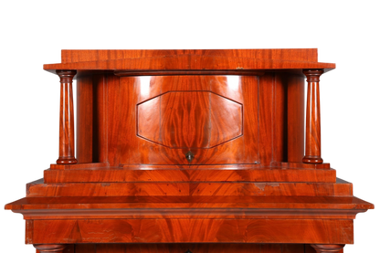 Hauptstadt Möblerei Biedermeier sekreter 1860 yılından kalma, sütun detaylı ve zengin ahşap dokulu antika büro komodini.