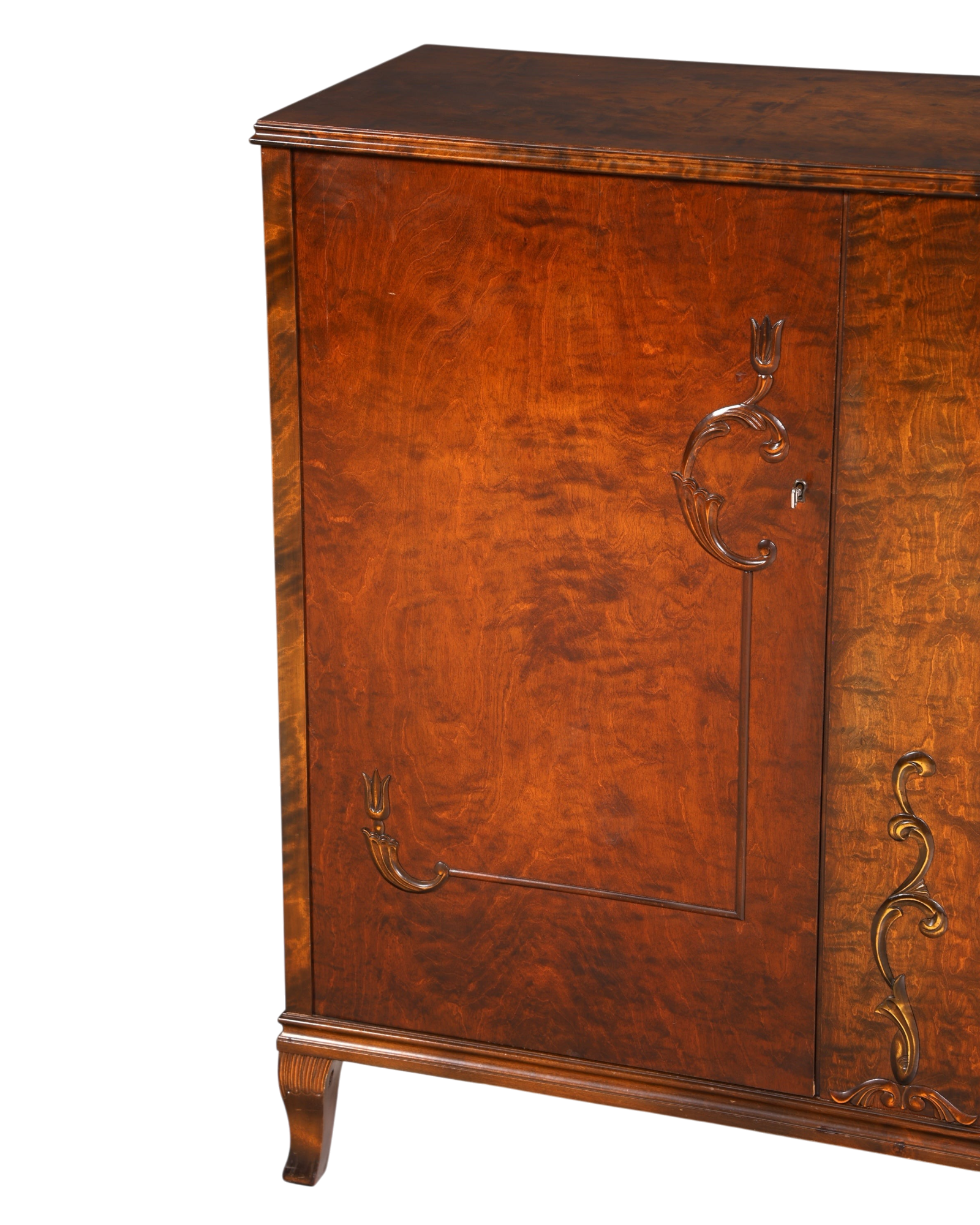 Hauptstadt Möblerei Art Deco Schrank aus massivem Holz mit edler Maserung und kunstvollen Verzierungen um 1930