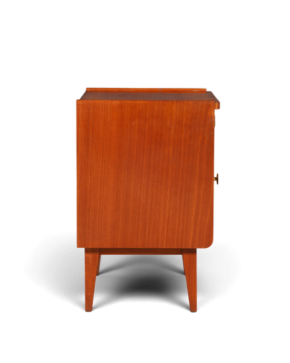 Hauptstadt Möblerei Mid Century Nachttisch aus Echtholz im Danish Design mit konischen Beinen, Seitenansicht