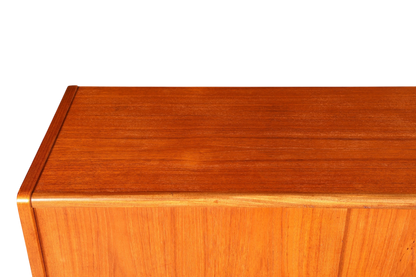 Hauptstadt Möblerei Mid Century Highboard aus massivem Teakholz mit markanter Maserung im skandinavischen Design