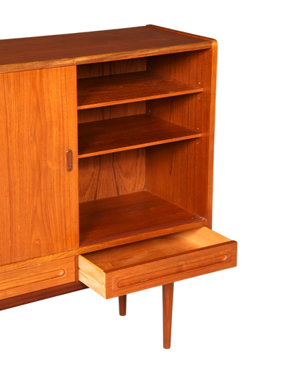 Hauptstadt Möblerei Mid Century Highboard aus Teakholz mit Schiebetür, Regalfächern und Schublade im Danish Design
