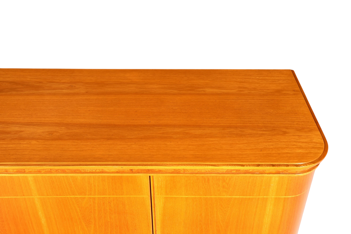 Hauptstadt Möblerei Mid Century Highboard aus massivem Holz mit abgerundeter Kante und schöner Maserung