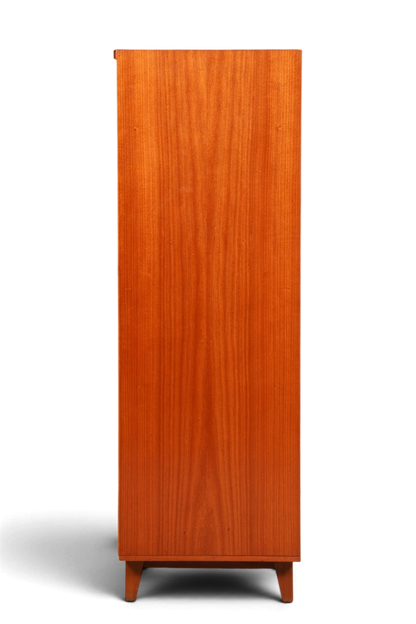 Hauptstadt Möblerei Mid Century Kleiderschrank aus massivem Holz mit warmer Maserung in eleganter Vintage Optik