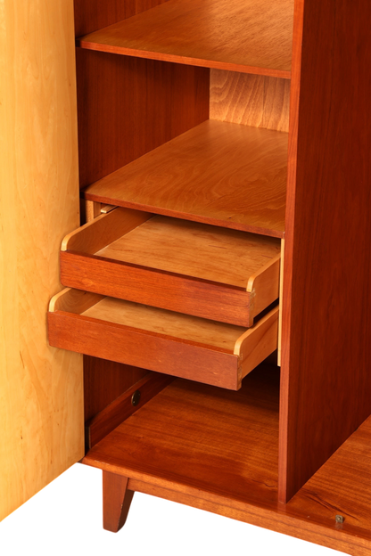 Hauptstadt Möblerei Mid Century Kleiderschrank aus Massivholz mit zwei ausziehbaren Schubladen und Regalfächern