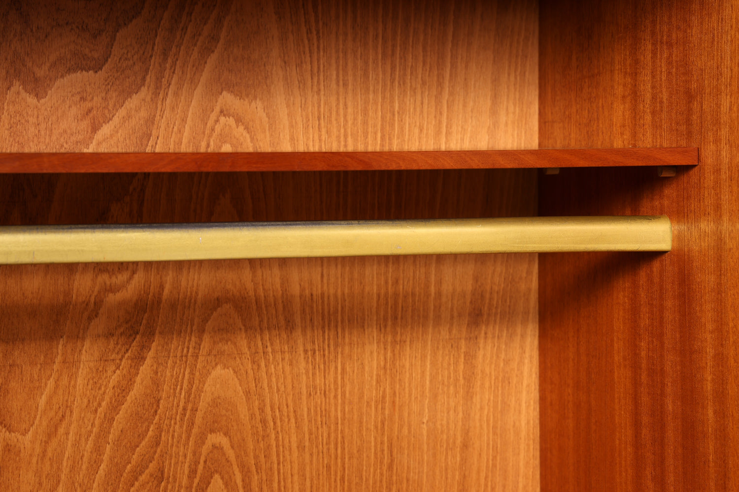 Traumhafter Mid Century Kleiderschrank Vintage Schrank Retro Wäscheschrank Dielenschrank Schlafzimmer
