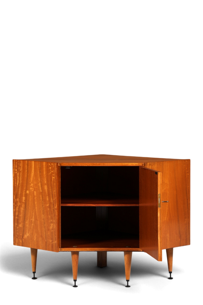 Hauptstadt Möblerei Mid Century Eckkommode aus Holz mit offener Tür und Einlegeboden im 60er Jahre Vintage Design