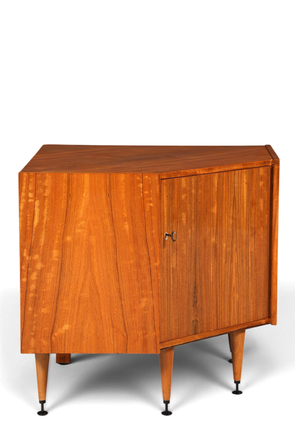Hauptstadt Möblerei Mid Century Eckkommode aus Echtholz mit charakteristischer Maserung und konischen Beinen