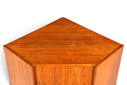 Hauptstadt Möblerei Mid Century Eckkommode aus echtem Holz mit warmer Maserung in der Draufsicht