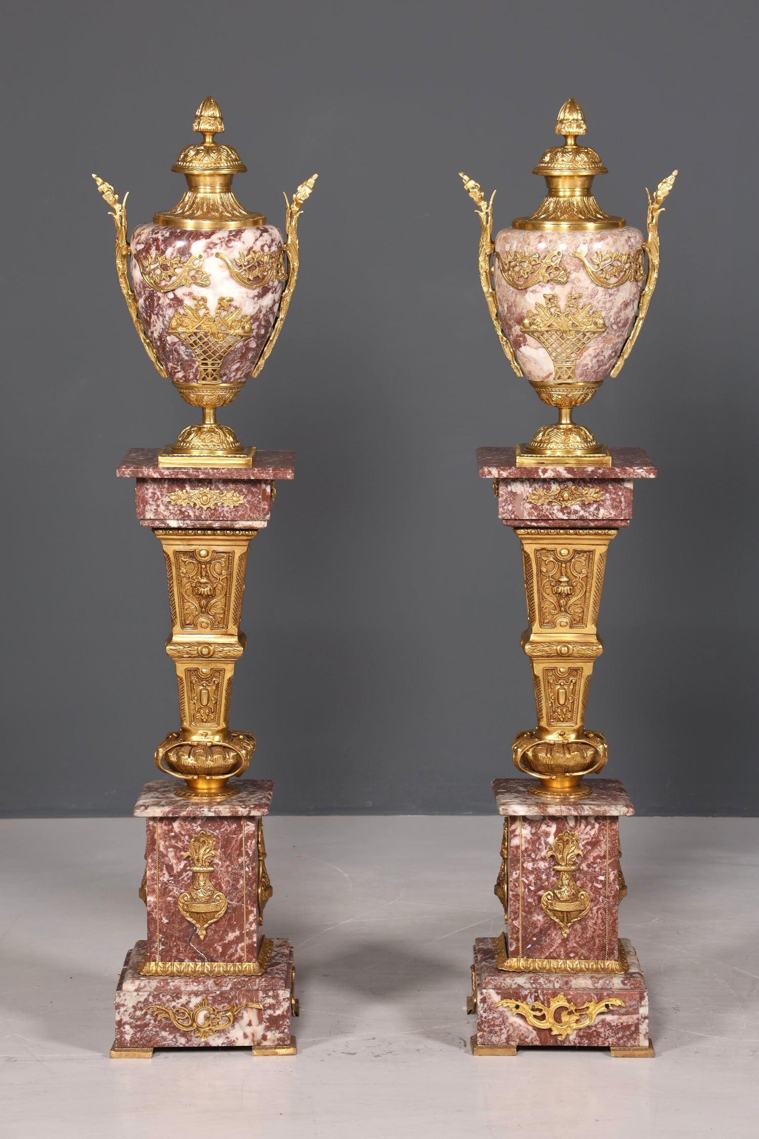Wunderschöne Barock Stil Säule mit Vase Louis XV Marmor Blumensäule Naturstein Sockel Ablage